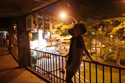 夜晚實拍講解 美女示範微光下LED光源運用(yòng)